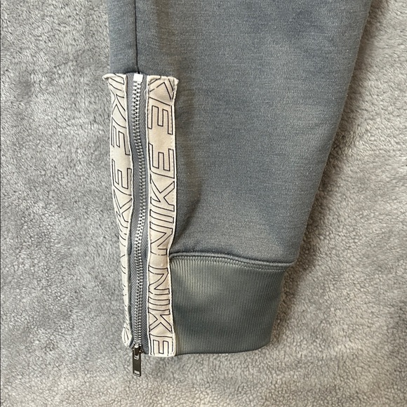 Nike Women’s Heather Gray Sweatshirt and Joggers Set - Picture 11 of 16
